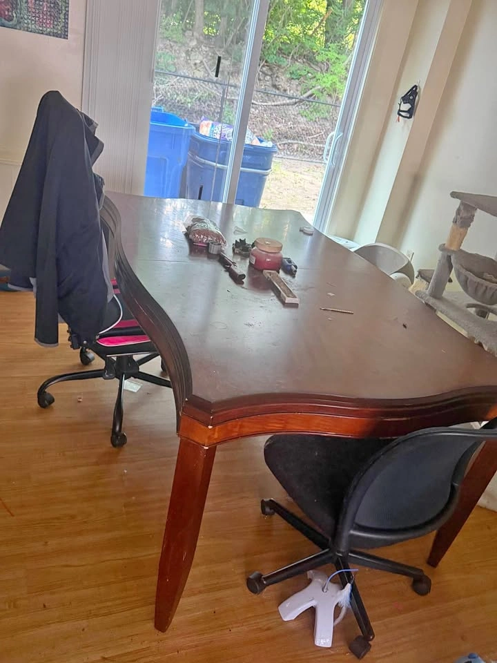 Dining table with 2 leaves