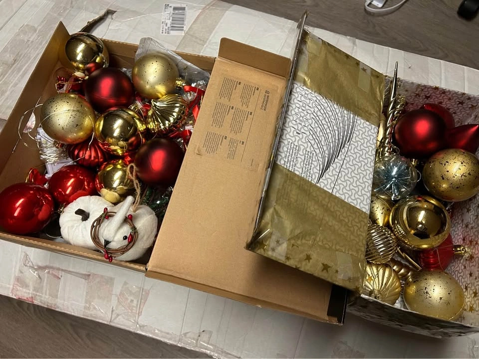 Christmas tree and ornaments - photo 3