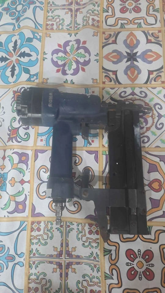 RONA Pneumatic Brad Nailer - photo 2