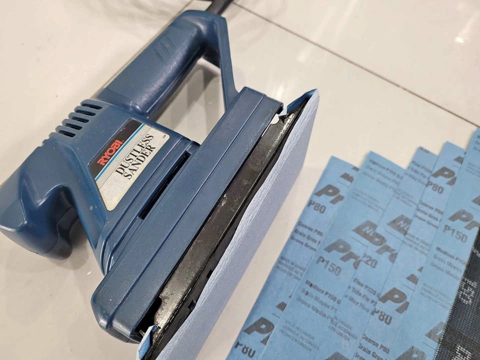 Like new RYOBI S 45 SHEET SANDER WITH FEW SHEETS