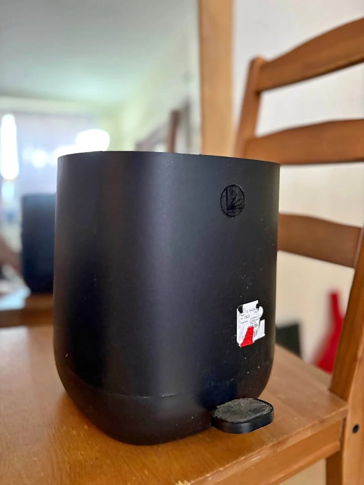 Garbage bin for room