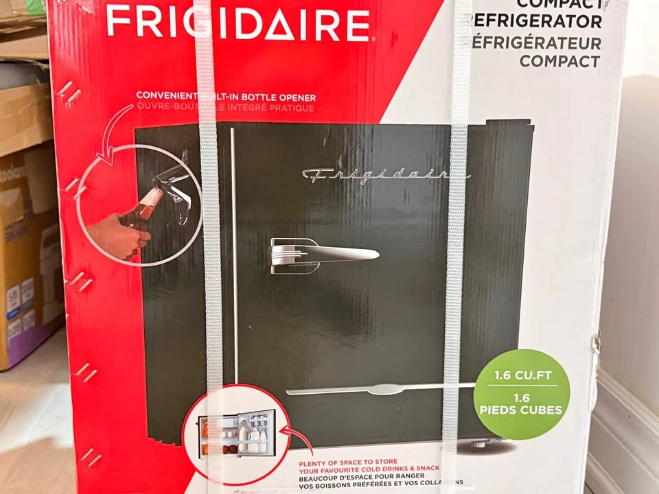 FRIGIDAIRE Black Retro Mini Refrigerator