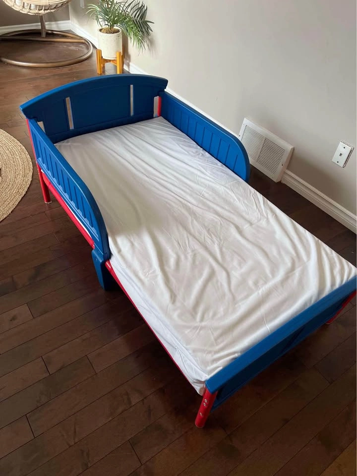 Toddler Bed with Mattress, waterproof mattress protector and bed - photo 2