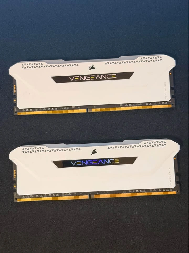 16GB Corsair Vengeance RGB DDR4 3200MHz RAM (White) - photo 2