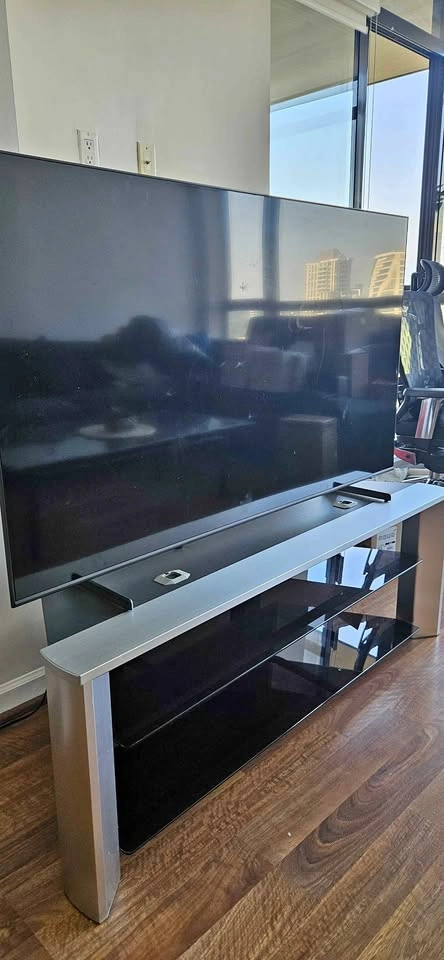 Modern Glass TV Stand – Excellent Condition