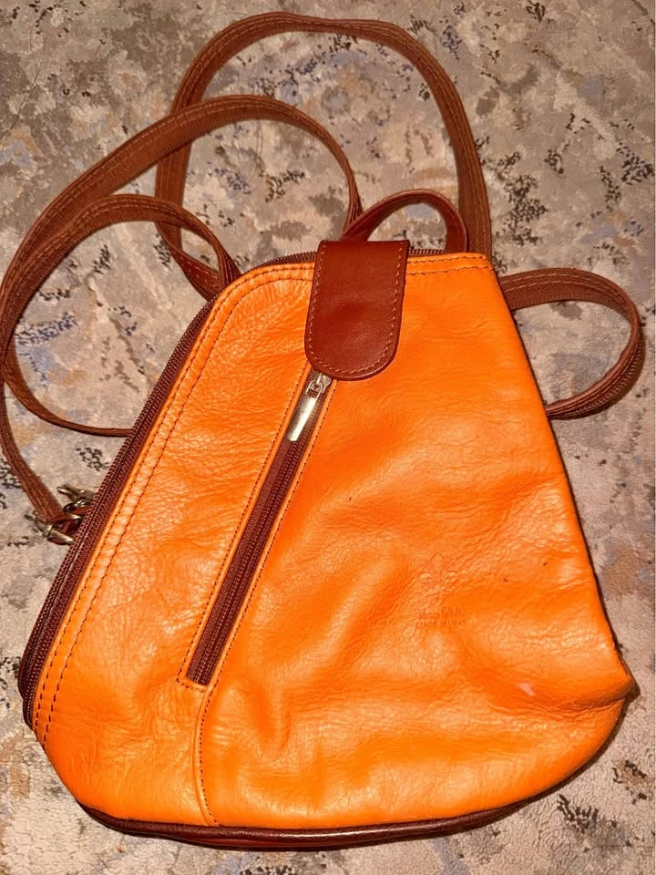 Vera Pelle Italian Leather Convertible Sling Backpack