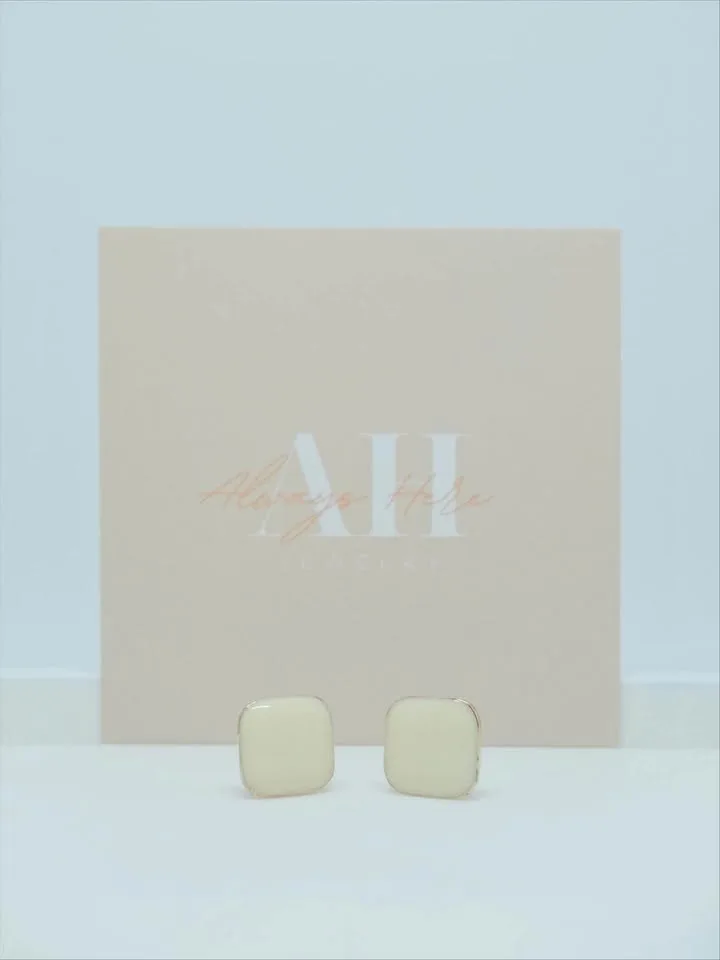 Minimalist Square Earrings image indicator(2)