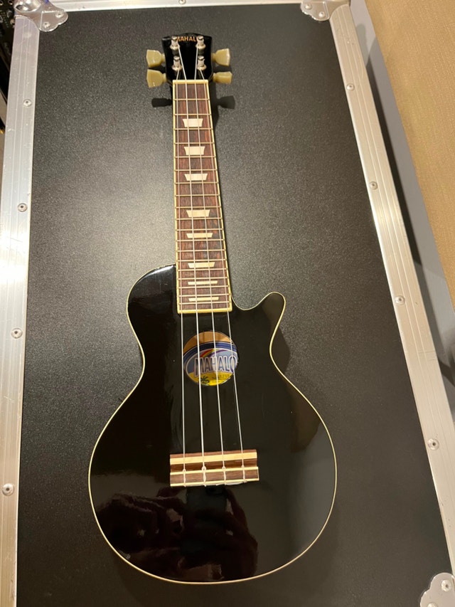 Mahalo ULP1E-BK Les Paul Style Electric-Acoustic Ukulele