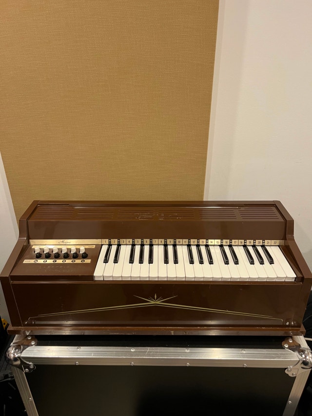 Magnus Electric Chord Organ (Air Organ)