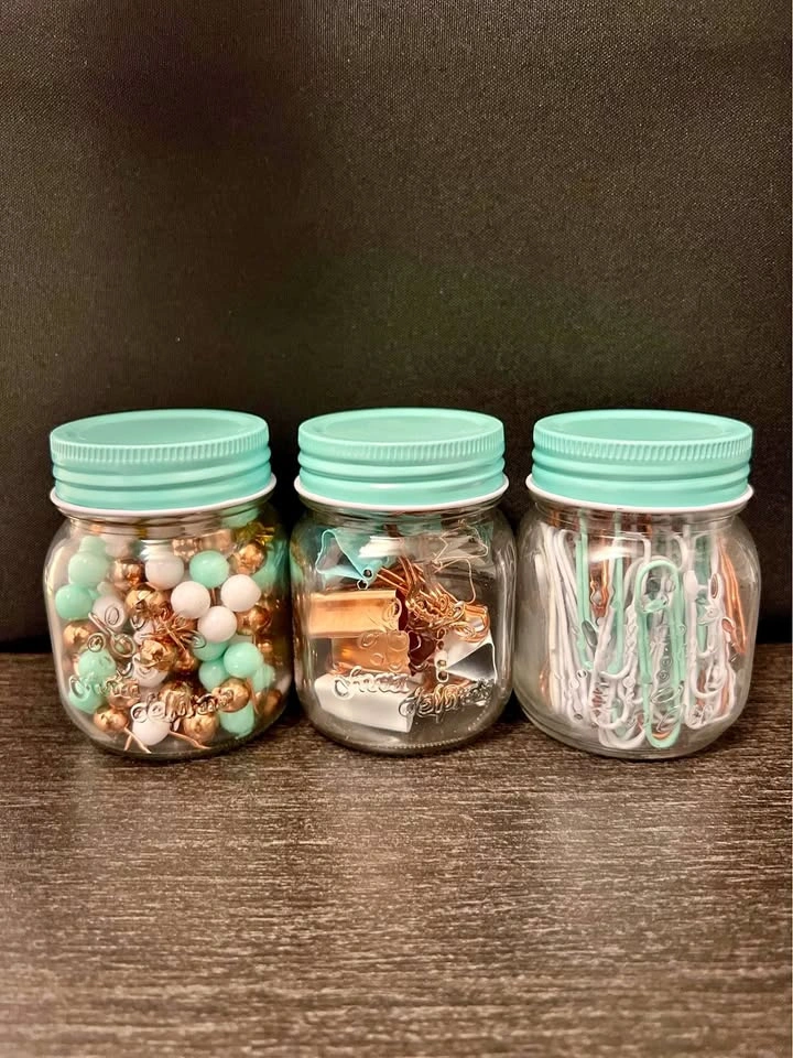 Decorative desk accessories (thumbtacks, paper clips & binder cl