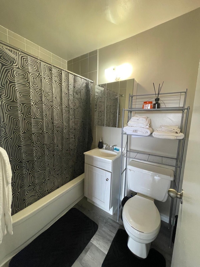 Room for rent in a 2 bed 1 bath apartment - photo 5