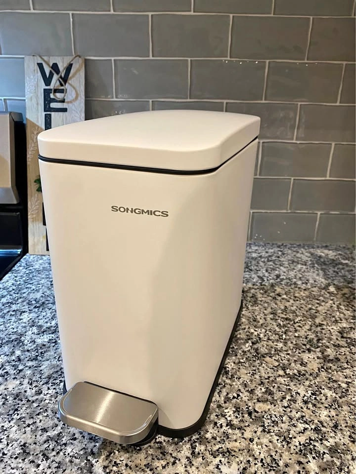 WHITE SONGMICS 2.6 Gallon (10L) Trash Can