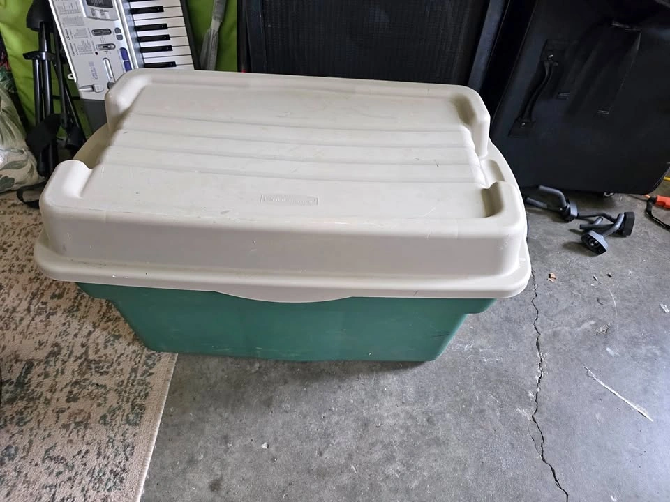 Rubbermaid Storage Tote with Lid – 30" Wide – Great Condition