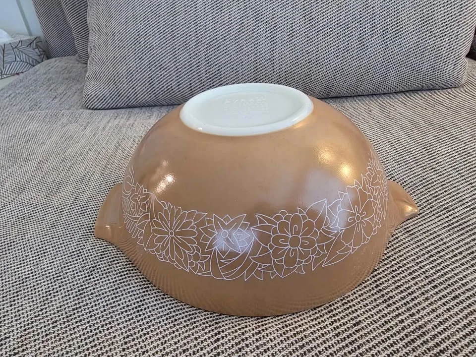 Vintage Pyrex Cinderella Mixing Bowl 443 (2.5 Qt) image indicator(2)