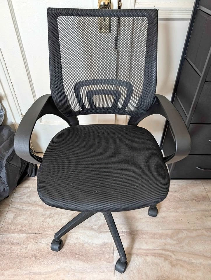 Mesh Office Chair – Good Condition