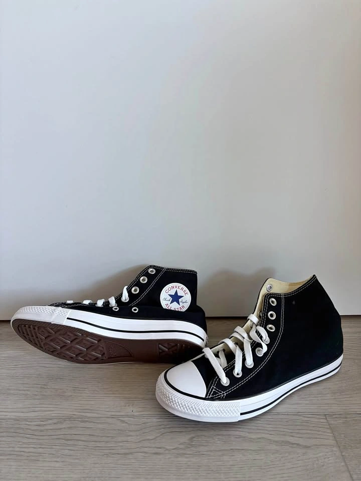 Brand New Converse Chuck Taylor All Star High Top Sneakers US W9