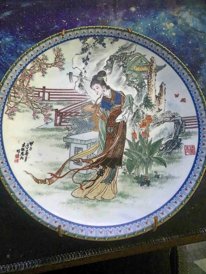 Jingdezhen 1988 Chinese Decorative Plate