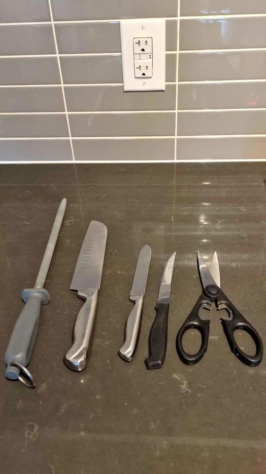 Knives, sharpening rod and knife block