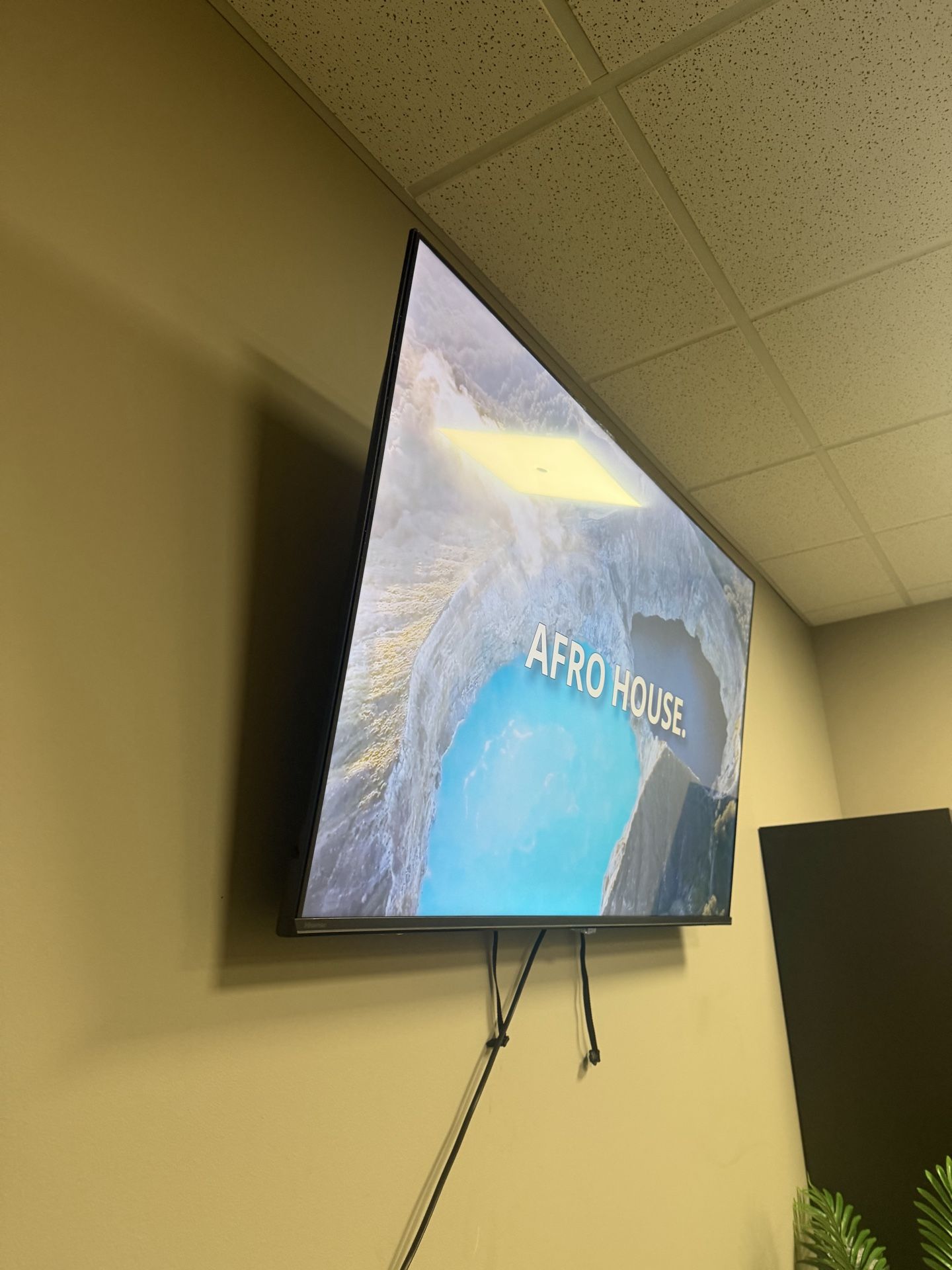Hisense 55" 4K Smart Roku TV with Mount - photo 3