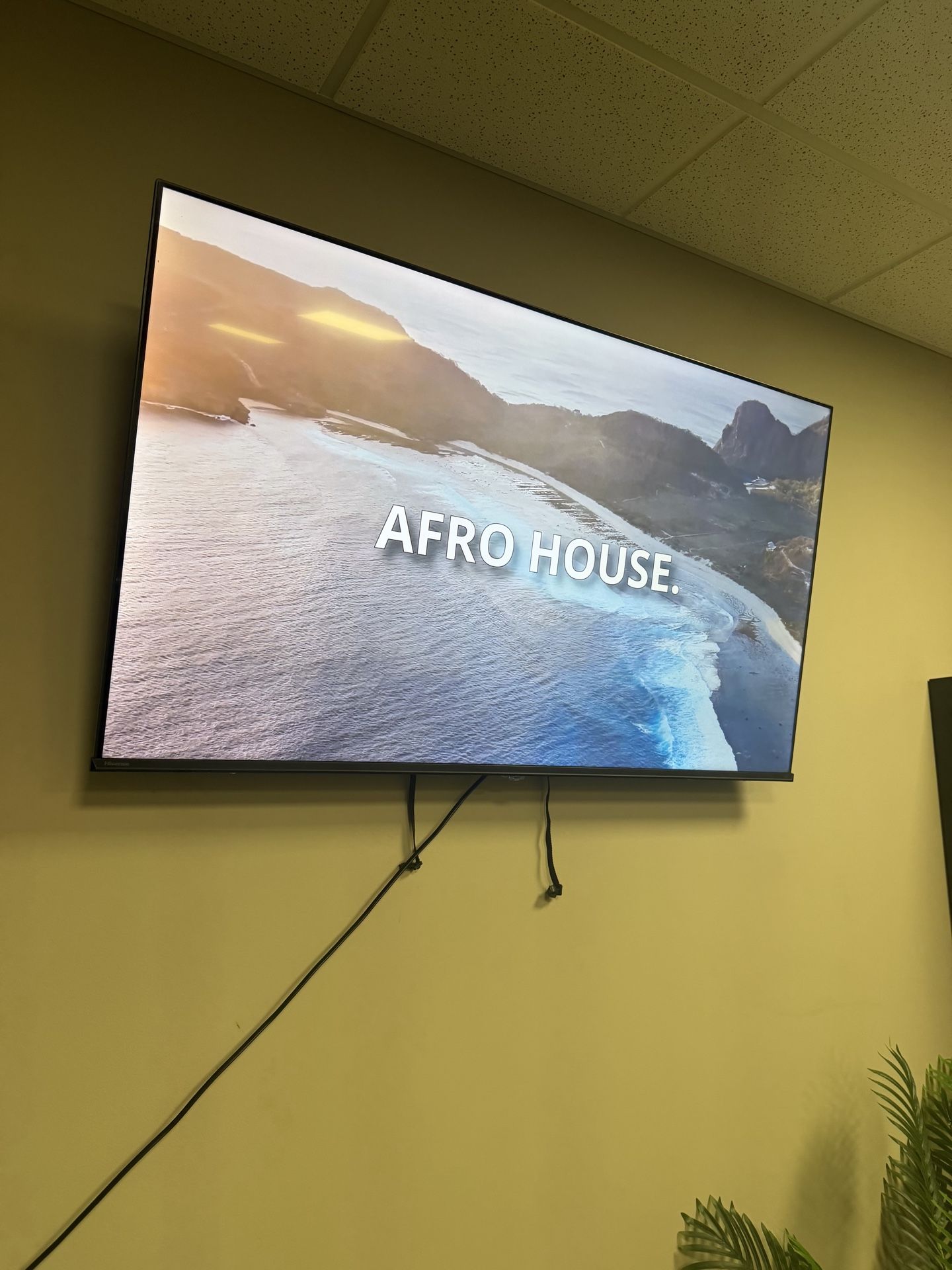 Hisense 55" 4K Smart Roku TV with Mount - photo 4