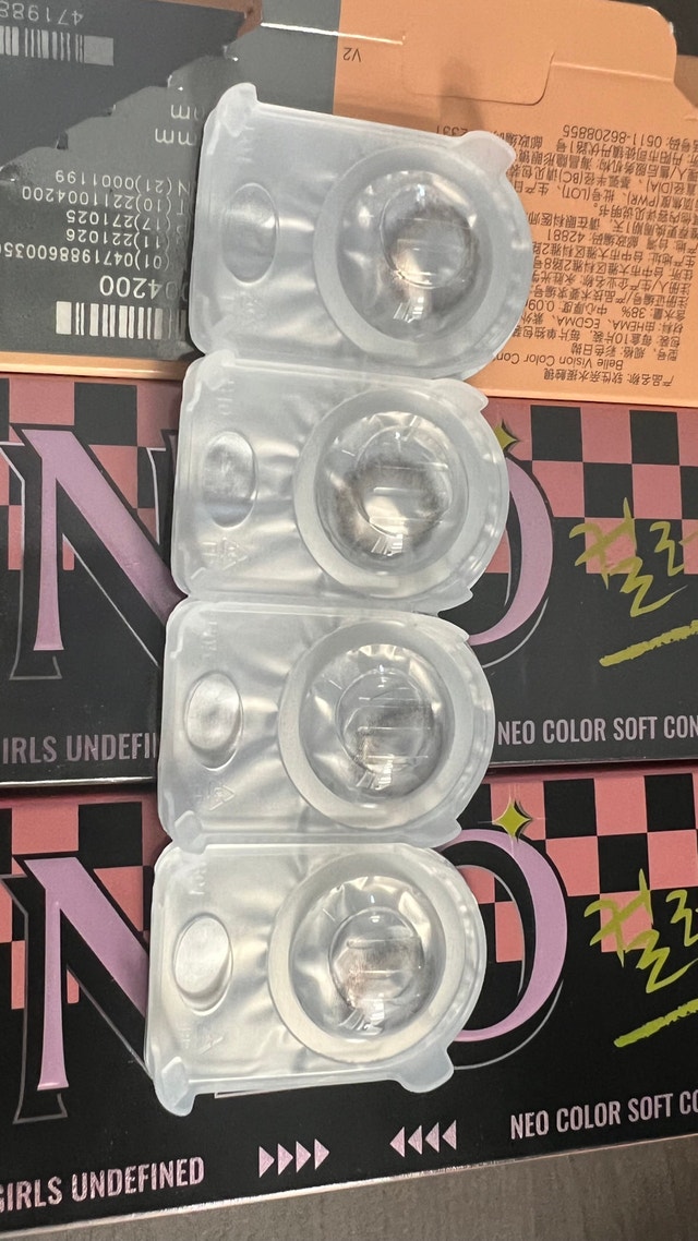 Color contact lenses - photo 2
