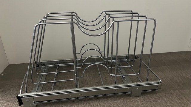 Pull-out cutting board/baking tray organizer