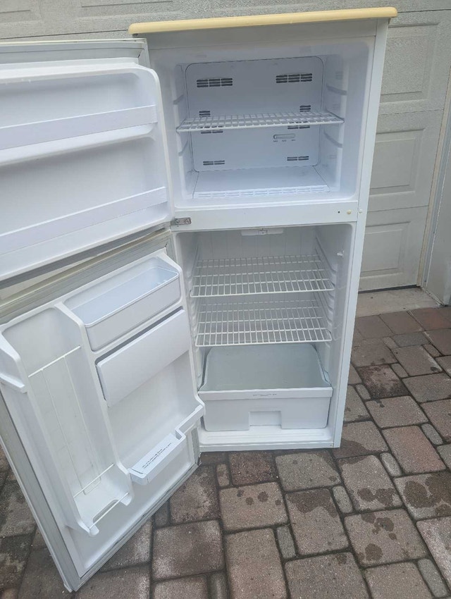 24-In refrigerator - photo 2