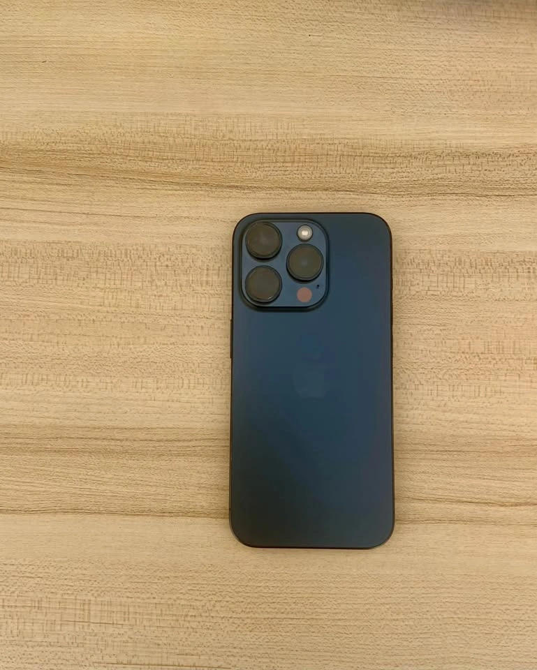 iPhone 15 pro - Unlocked - photo 4