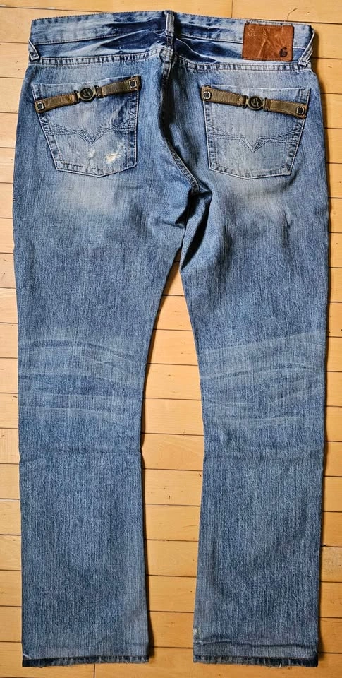 Guess Premium Distressed Blue Jeans w/ Leather & Metal Buckle - photo 2
