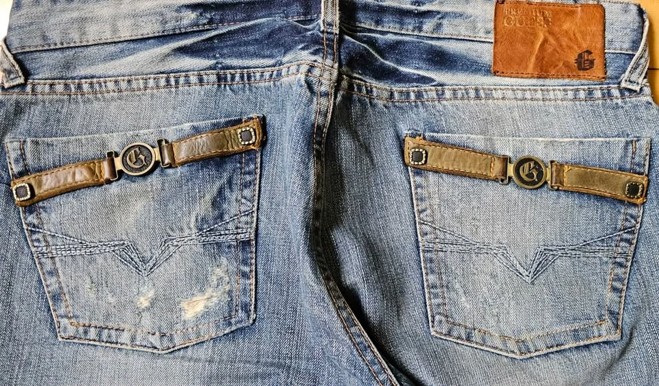 Guess Premium Distressed Blue Jeans w/ Leather & Metal Buckle - photo 3