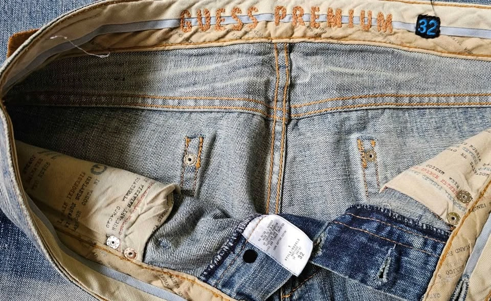 Guess Premium Distressed Blue Jeans w/ Leather & Metal Buckle - photo 4
