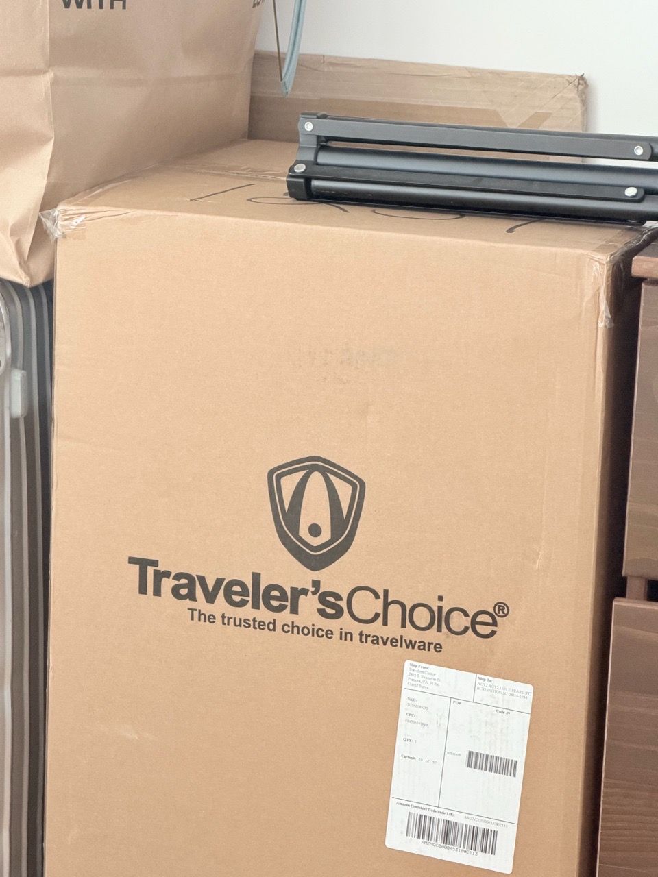 New black suitcase in box - photo 2