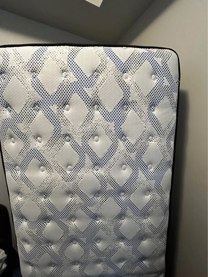 Sealy Posturepedic Mattress - photo 3
