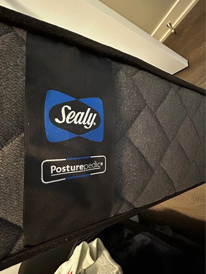 Sealy Posturepedic Mattress - photo 5