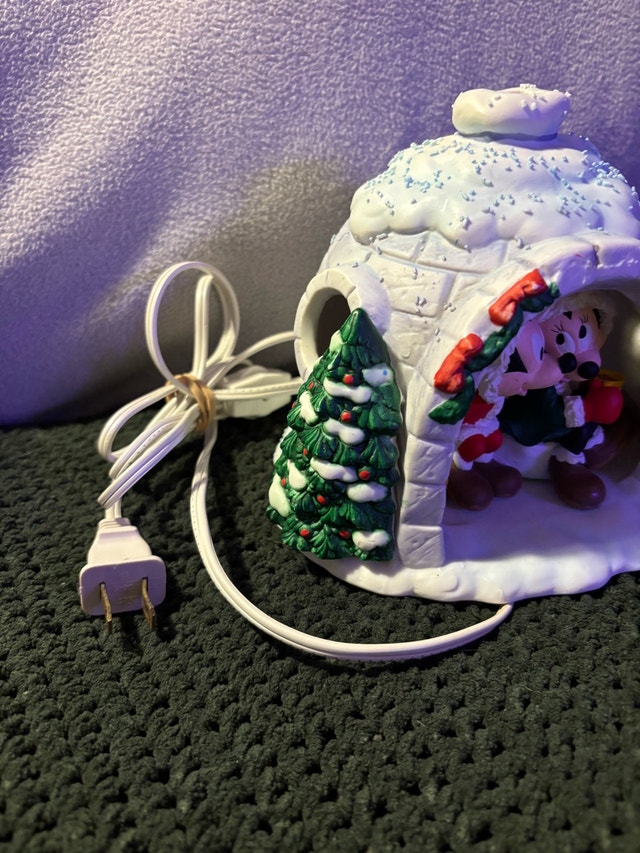 Disney Mickey and Minnie Mouse Igloo Figurine - photo 2