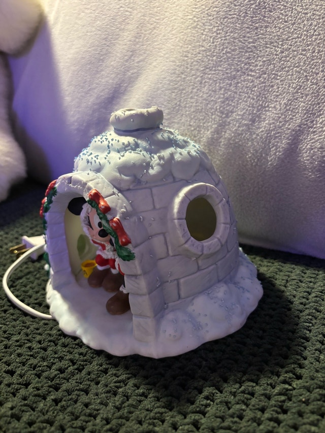 Disney Mickey and Minnie Mouse Igloo Figurine - photo 3