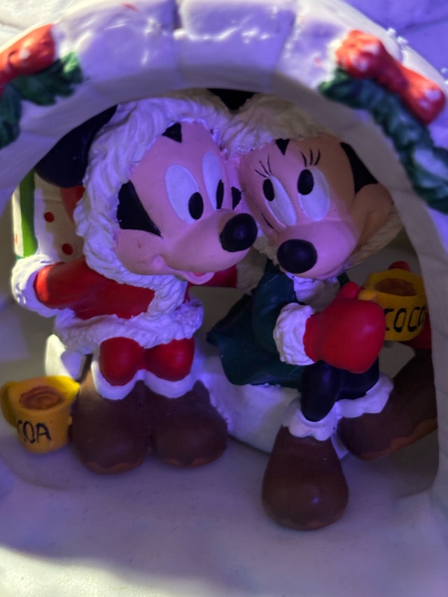 Disney Mickey and Minnie Mouse Igloo Figurine - photo 4