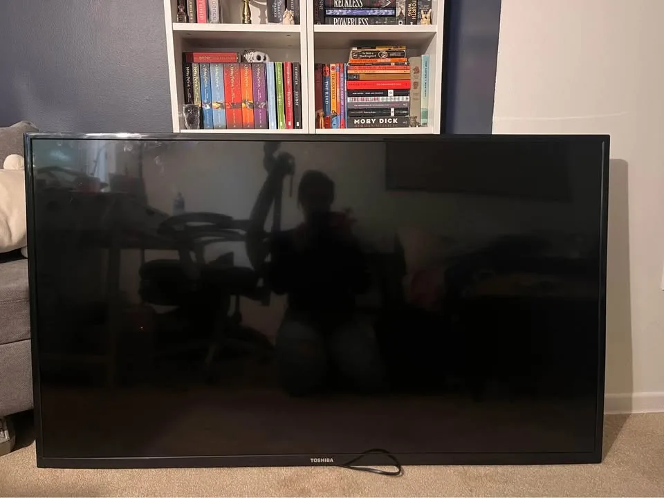 50-inch Toshiba flatscreen TV with wall mount image indicator(2)
