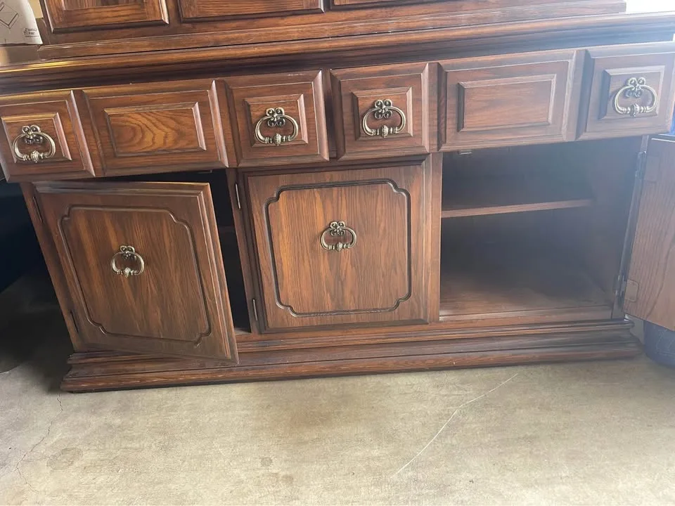 Kroehler Solid Wood China Cabinet image indicator(4)