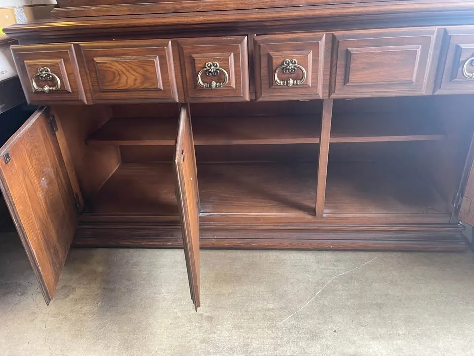 Kroehler Solid Wood China Cabinet image indicator(5)