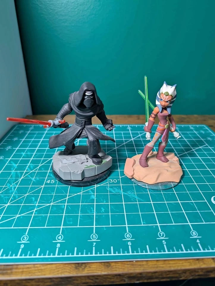 Star wars Disney Infinity kylo Ren & Ahsoka figures