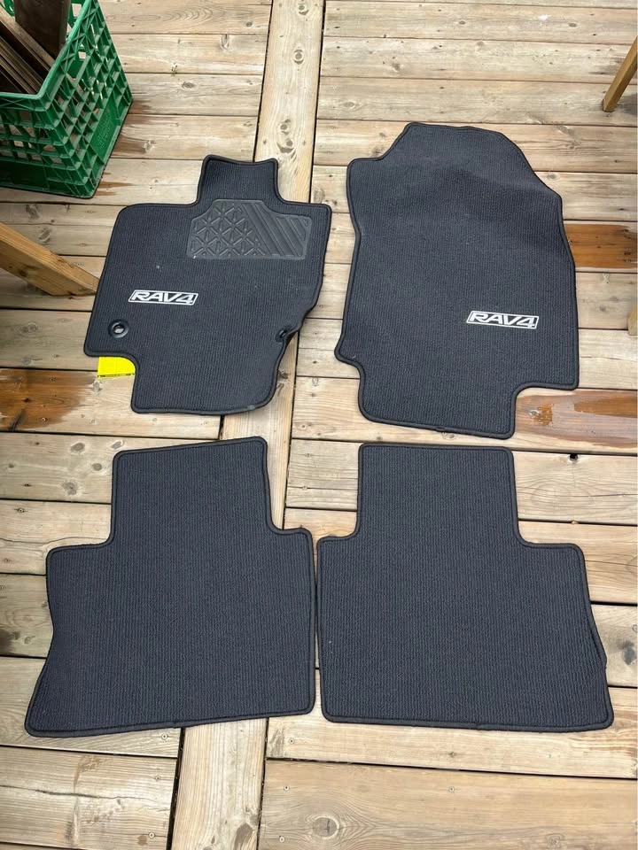 New genuine RAV4 floor mats - photo 2