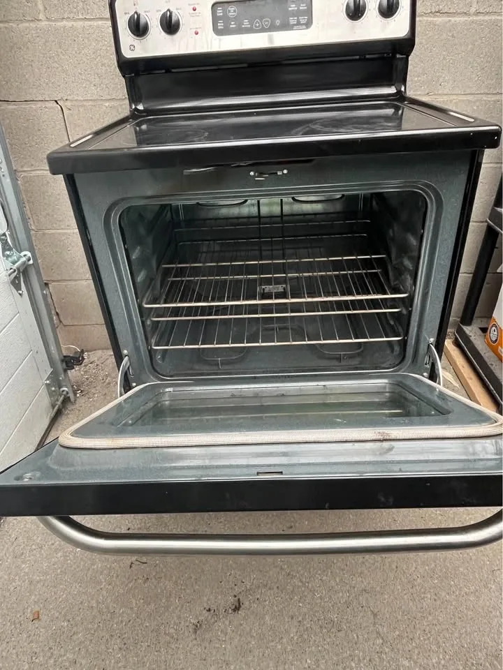 Nice 30” GE electric oven - photo 2