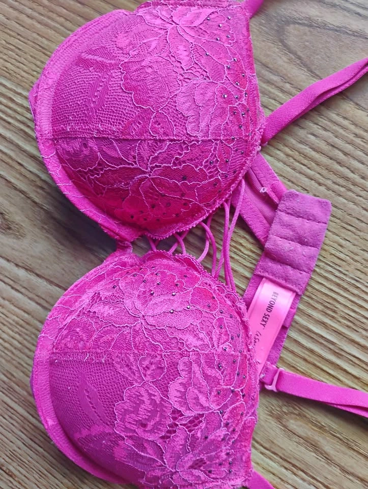 Beyond Sexy La Senza pink bra 34B