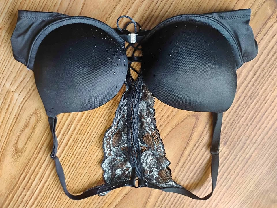 La Senza Beyond Sexy Black Front Clasp Bra 34A