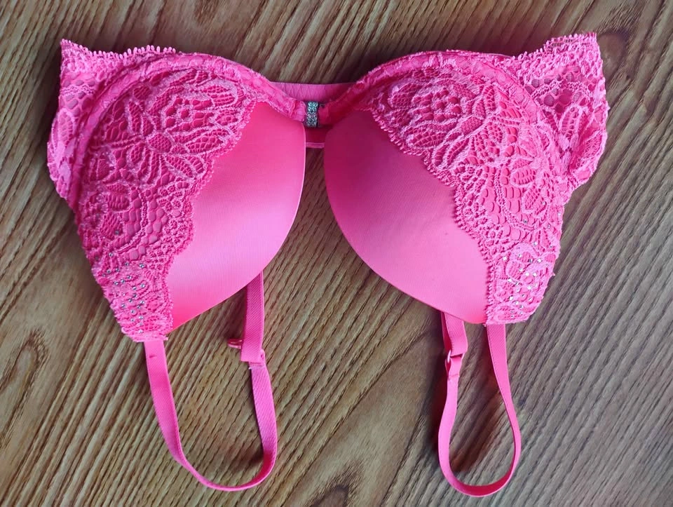 #12 Beyond Sexy La Senza Pink bra front clasp 32B
