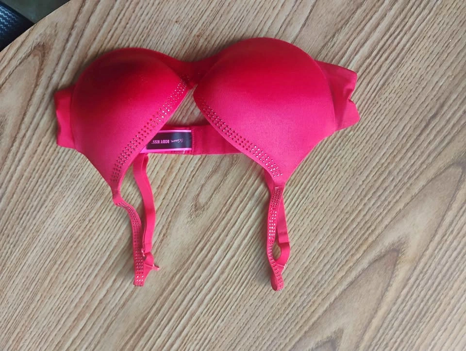 #18 Body Kiss La Senza Red bra 34A
