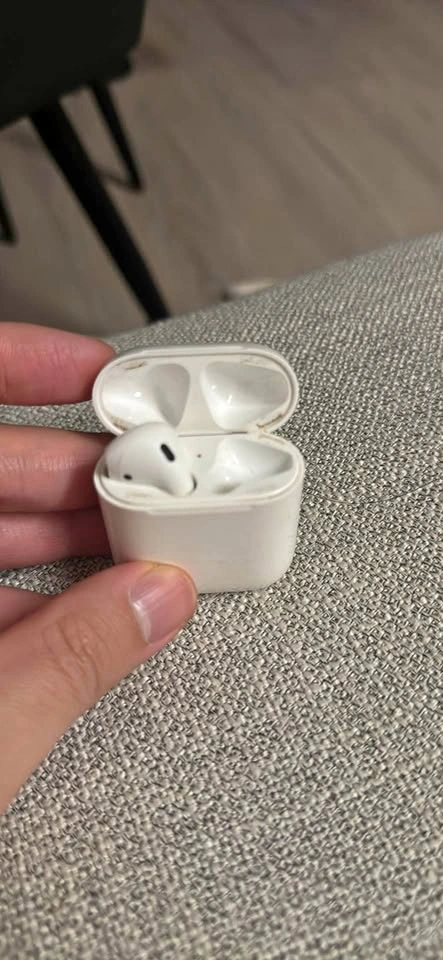 Apple AirPods 2nd Generation, left only + case