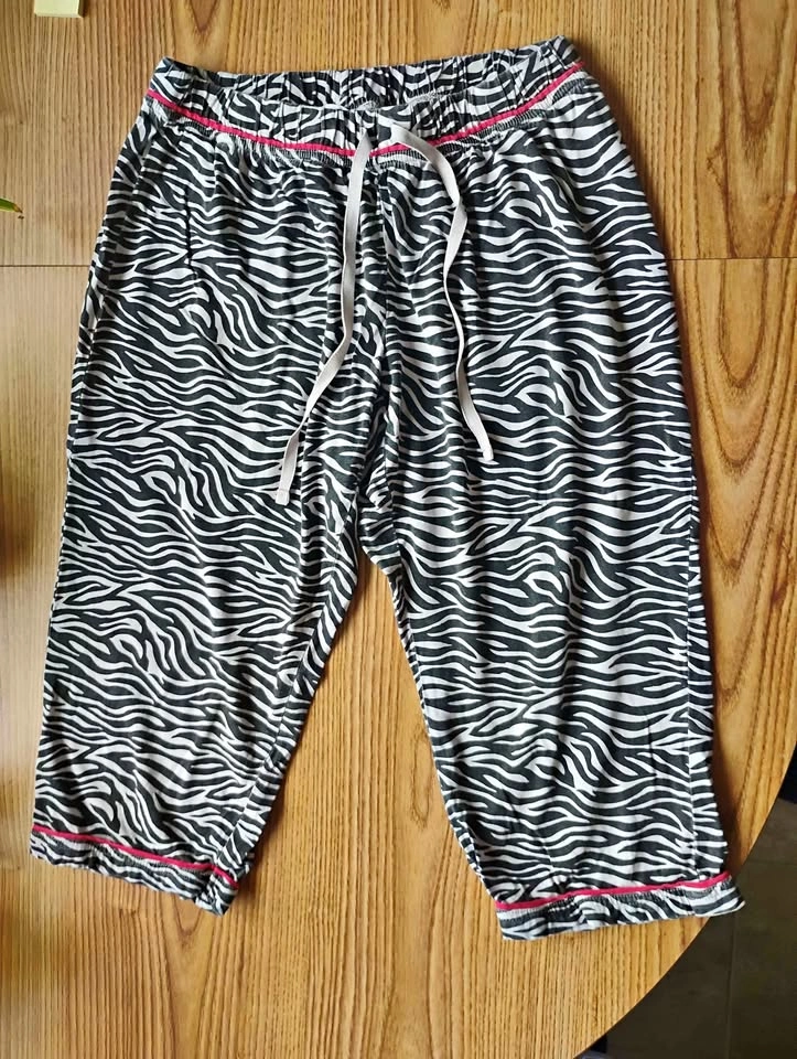 #42 Reitmans Zebra Capri Leggings Black/White size Medium