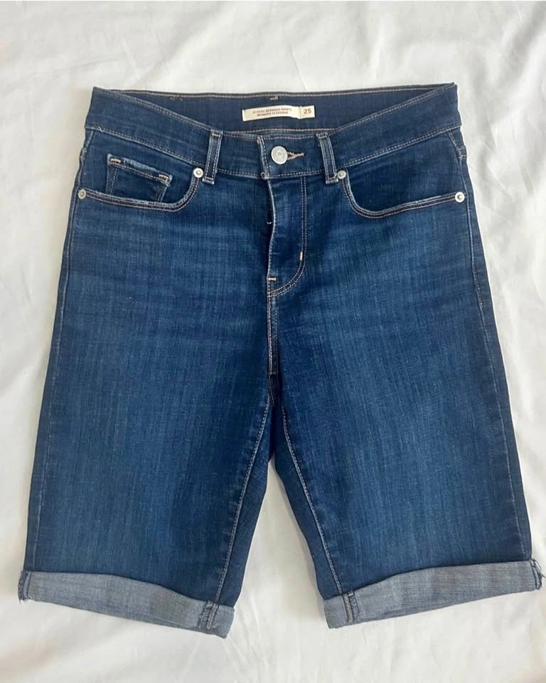 Levi's Women's Classic Bermuda Denim Shorts / Size 25